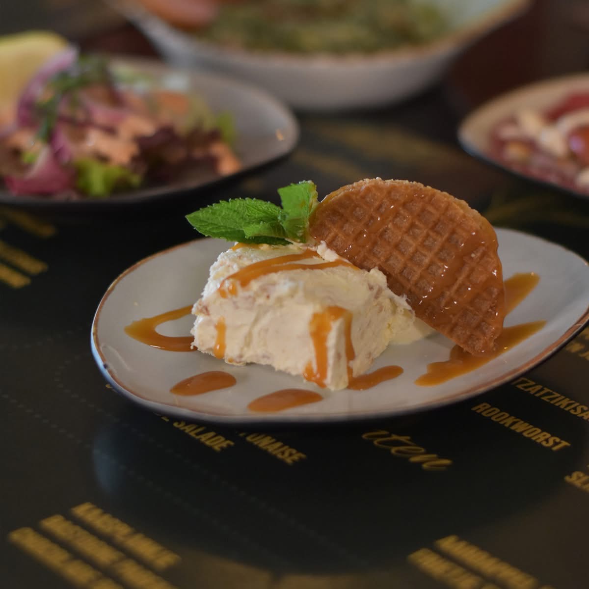 Bastogne parfait met caramelsaus